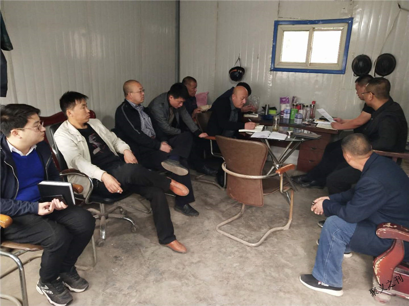 3.20石膏建材利用班前會(huì)時(shí)間學(xué)習(xí)傳達(dá)公司紅頭文件精神。.jpg